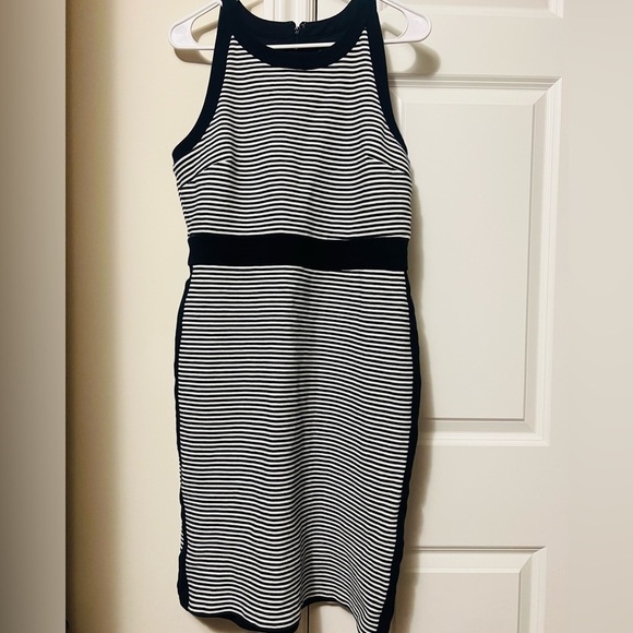 Ann Taylor size 8 white and navy striped dress with stretch.  Great condition! - Picture 2 of 8